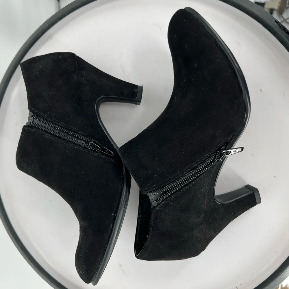 AEROSOLES CHIC BLACK VEGAN SUEDE BOOTIES DECORATIVE SILVER STUDS‎ SIDE ZIP